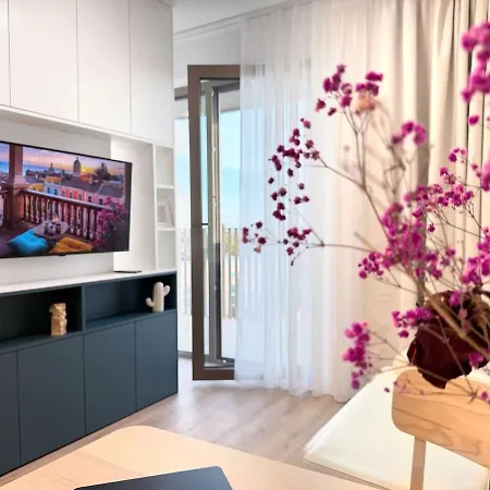 Downtown Petrol Blue Studio, Ac, Wi-fi, Free Parking Apartmán Bratislava