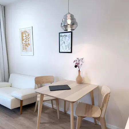Downtown Petrol Blue Studio, Ac, Wi-fi, Free Parking *