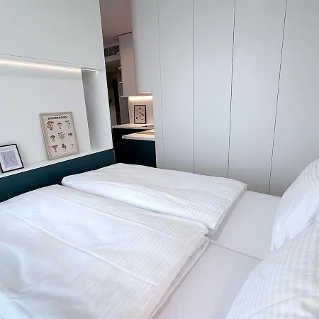 Downtown Petrol Blue Studio, Ac, Wi-fi, Free Parking *